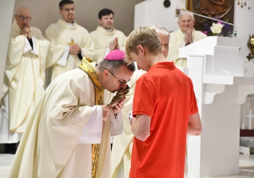 Nie zgodzić się na przeciętność. Relikwie św. Karola Acutisa na Starym Żegrzu