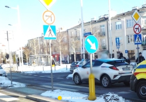 Taksówka stała na pasach. Ciałem kierowcy wstrząsały silne drgawki