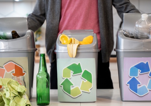 „11 pojemników na śmieci w każdym domu”. Wciskają wam kit, a wy łykacie