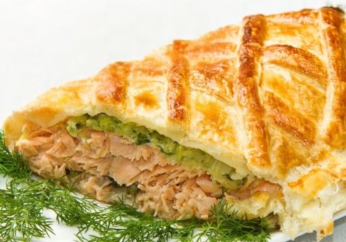 Wykwintny, a prosty w wykonaniu - łosoś w cieście francuskim z brokułowym farszem, od Karoliny Stolarskiej-Bigos