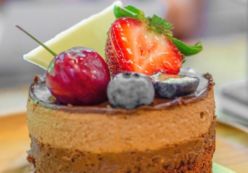 Czekoladowo-czekoladowy deser jak z najlepszej cukierni. Miękkie ciastko z puszystym musem - od Karoliny Stolarskiej-Bigos