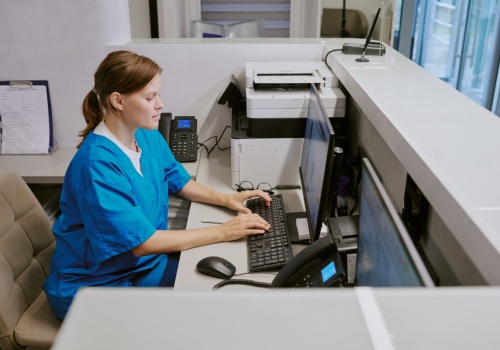 Tech bombing w pracy: cyfryzacja przyspiesza, ale rozprasza jak nigdy wcześniej