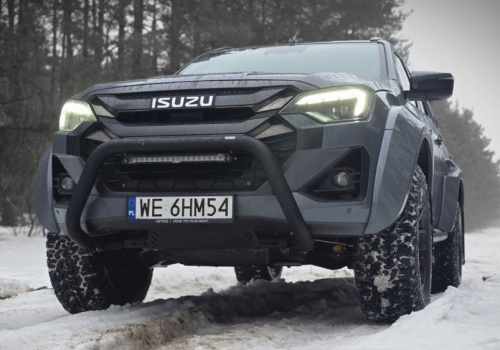 Isuzu D-MAX Arctic Truck to wół roboczy. Przewiezie z 8 worów kartofli, ale czy da radę z lodowcem?