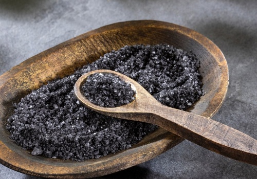Czarna sól robi karierę w kuchni. Dietetycy zwracają uwagę na jeden szczegół
