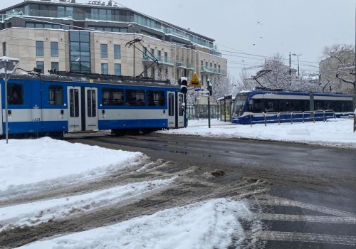 Zima wróciła do Krakowa. Śnieg padał niemal całą noc, są utrudnienia w komunikacji