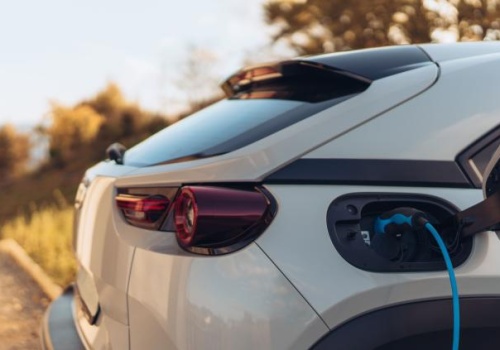 Co czwarty Polak planuje zakup elektryka, ale 70% z nas ma te same obawy. Znamy dane Barometru Nowej Mobilności 2026