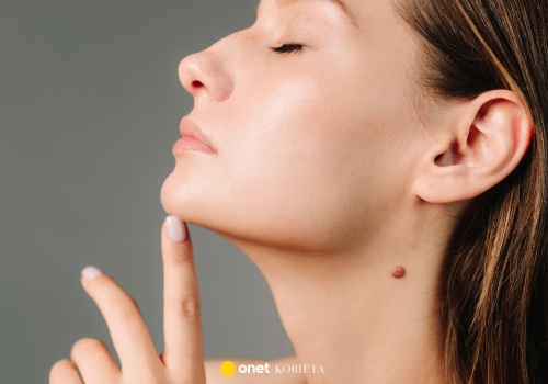 Ten krem z drogerii unosi opadający kontur twarzy jak dźwig. 