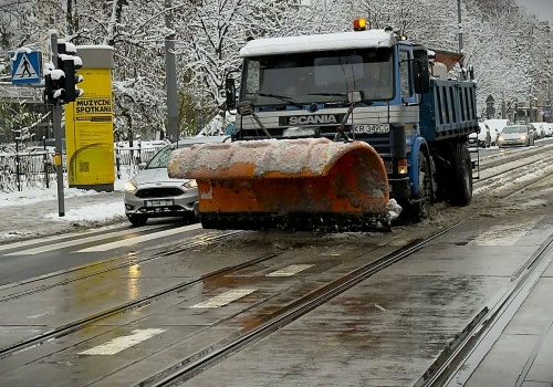 Standardy odśnieżania w Krakowie 2026. Jak działa „Akcja Zima” i ile czasu mają służby?