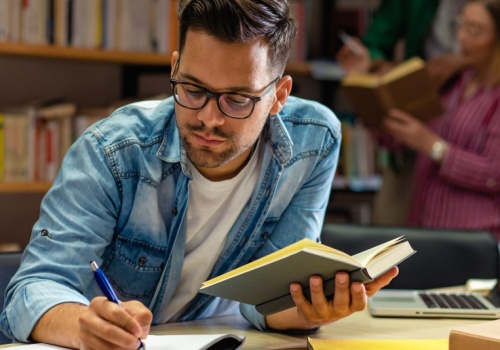 Naukowcy: zaangażowanie ważniejsze niż cisza. Tak mózg uczy się w hałasie