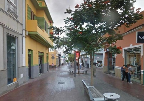 Kobieta ciężko ranna po uderzeniu przez spadającą część gzymsu