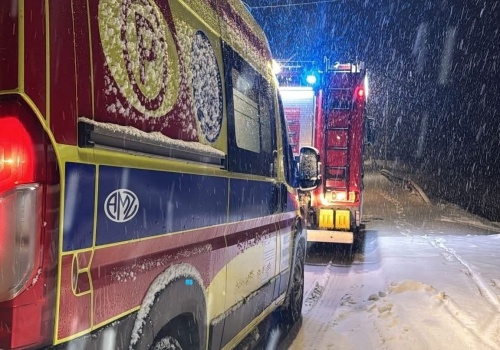 Śnieg sparaliżował miasto. Karetki potrzebowały pomocy strażaków
