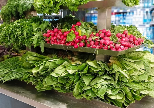 Liście okazują się zdrowsze niż korzeń i dobre dla jelit, a są wyrzucane. Czas to zmienić