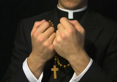 O księdzu szeptano latami, w końcu wybuchł skandal. „A niby był taki w porządku”