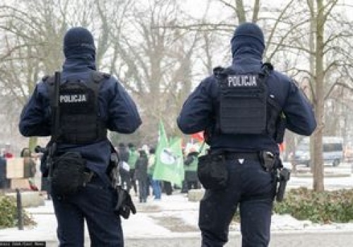 Policja czy wojsko? Porównaliśmy zarobki na start w służbach