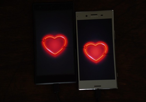 Aplikacje randkowe i komunikatory zmieniają relacje międzyludzkie. Coraz mniej czasu spędzamy ze sobą na żywo