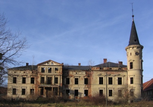 Ten pałac ma ponad 160 lat. Był dumą Dolnego Śląska. Dziś popada w ruinę