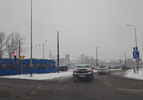 Powrót zimy. Utrudnienia na liniach aglomeracyjnych, ale sytuacja w Krakowie powoli wraca do normy