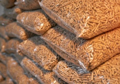 Horrendalne ceny pelletu. Te zamienniki mogą realnie obniżyć koszty ogrzewania