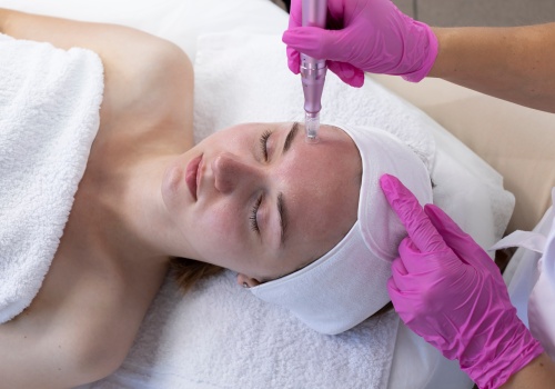 Rząd robi porządek. Koniec wbijania igieł w twarz w prywatnych mieszkaniach