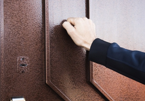 Pukają do domów Polaków. Masz ten rachunek? Unikniesz mandatu