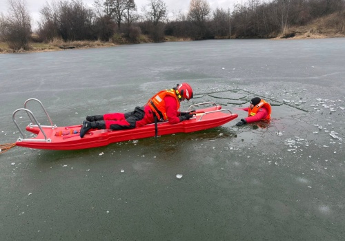 Strzegomscy strażacy ćwiczyli ratowanie życia na zamarzniętym zbiorniku w Rusku