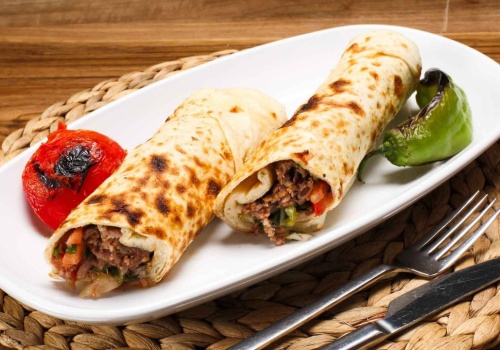 Lawasz z mięsem i twarożkiem. Najlepszy przepis na bliskowschodnie wrapy