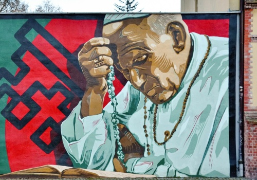 Wrocław: konserwator zabytków zgodził się na nielegalny mural z papieżem, ale ma być bardziej żółty