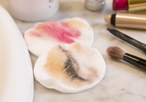 Nie bio, nie toaleta. Gdzie wyrzucić waciki kosmetyczne? Tylko jedno miejsce jest dobre