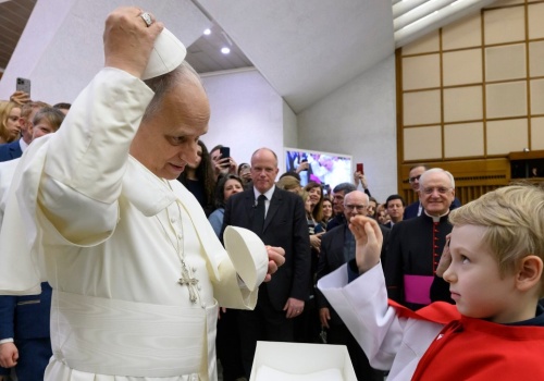 Niezapomniana audiencja. Ministrant z Polski wymienił piuskę z papieżem