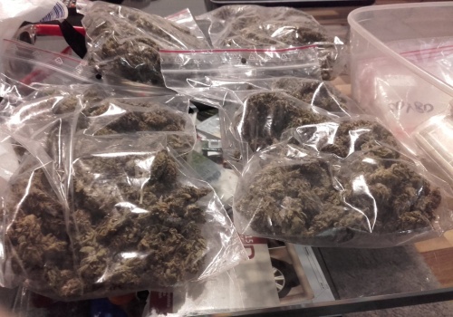 Narkotyki w mieszkaniu i zakopana skrytka. 32-letni mieszkaniec gminy Biskupiec stanie przed sądem