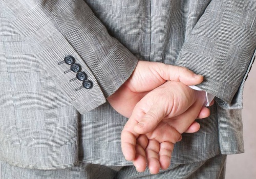 Często chodzimy z tak splecionymi rękami. Ta postawa to ważny sygnał