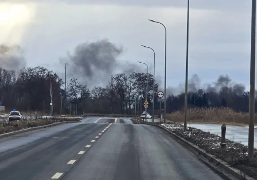 Gęsty dym nad legnicką Strefą - palą się opony przy ulicy Gniewomierskiej