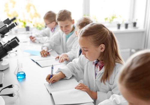 Jak pokonać szkolny lęk przed chemią? Nowe metody edukacyjne