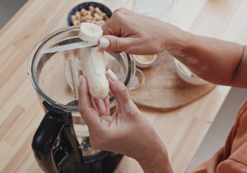 Trik z bananem każda mama powinna znać. Ratuje włosy w 30 minut