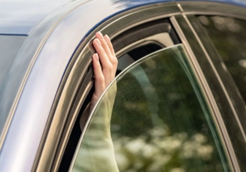 Zostawił uchyloną szybę. Dostał mandat za 