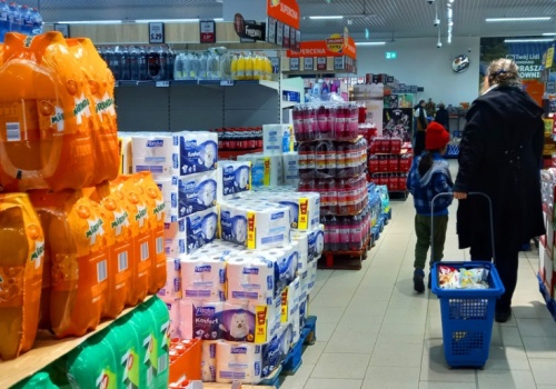 Setki milionów euro strat giganta. Sieć tłumaczy wyniki