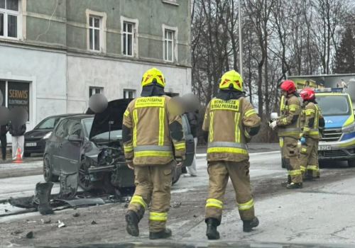 Zderzenie Volkswagena z Oplem na ulicy Wolności. Pechowa niedziela w Jeleniej Górze