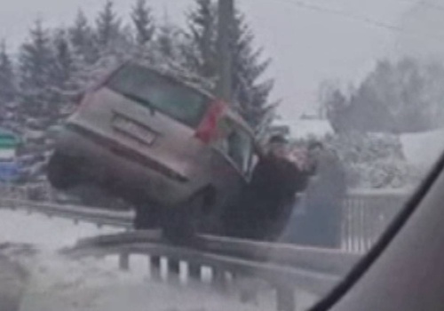 Wypadek na Podkarpaciu. Samochód zawisł na barierkach