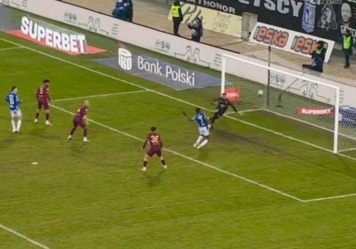 Jak on tego nie trafił?! Niebywałe, co zrobił napastnik Lecha