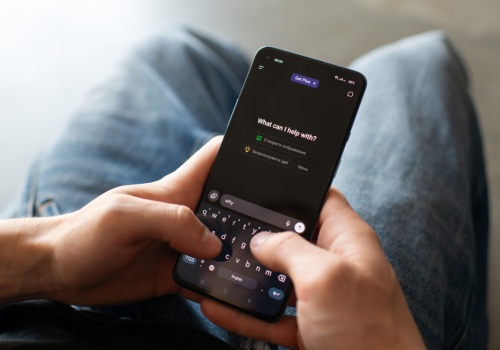 Naukowiec od „psychoz AI” bije na alarm. Czatboty mogą totalnie to zmienić