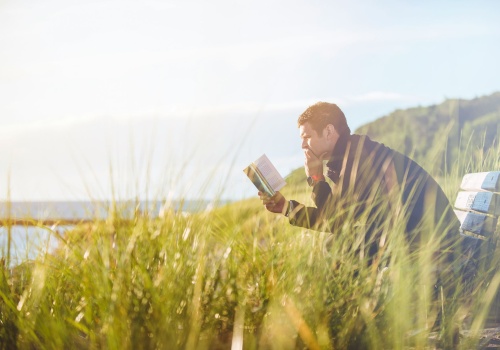 Czytanie to nowy sześciopak. Dlaczego „książkowe mole” rządzą w aplikacjach randkowych?