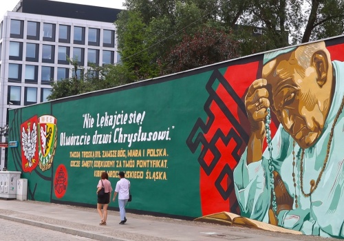 Mural z papieżem Janem Pawłem II ma być bardziej żółty. Tego chce konserwator zabytków