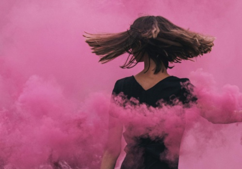 Wiosną 2026 poproś fryzjera o “butterfly haircut”. To cięcie, które widocznie zmienia rysy twarzy