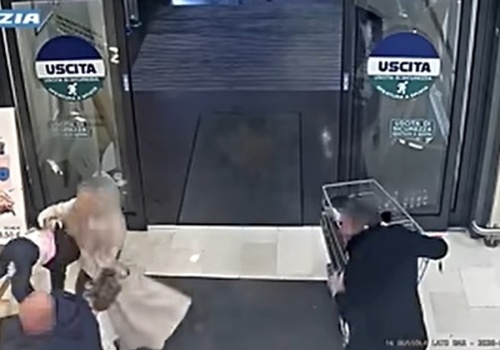 Wychodzili z córeczką z supermarketu. Nagle do dziecka podbiegł nieznany im mężczyzna