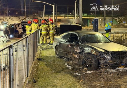 Poważne zderzenie na Rondzie Żaba. Ścięte dwa sygnalizatory i barierki