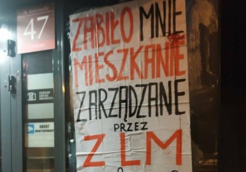 Plakaty na ulicach Łodzi po serii zgonów lokatorów