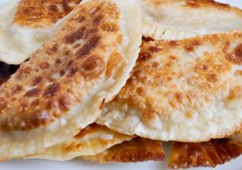 Gdy zwykłe pierogi zaczynają się nudzić, przygotowuję czebureki. Chrupiące, z aromatycznym farszem