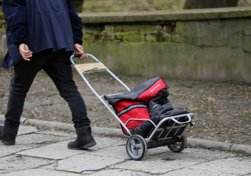 Listonosze znikną? Listów jest coraz mniej. 