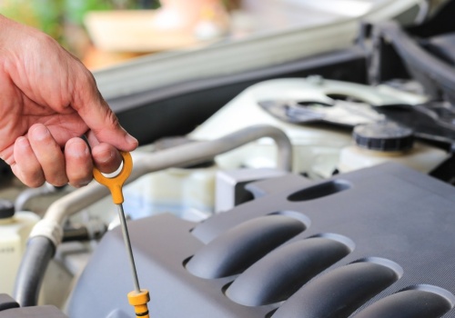 Mechanicy zdradzają. Zimą częściej sięgaj po bagnet oleju