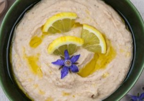 Zamiast zwykłego hummusu przygotowuje ten z cytrusowym akcentem. W sam raz na pieczywo